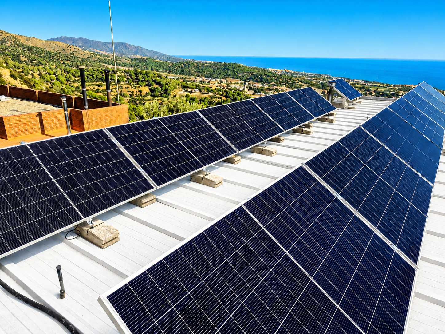 Instalación fotovoltaica Ortek Solar con paisaje costero